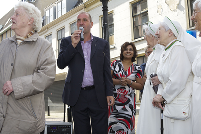 878094 Afbeelding van Fred Nuwenhuis van de werkgroep Directe Voorzieningen van de gemeente, die een toespraak houdt ...
